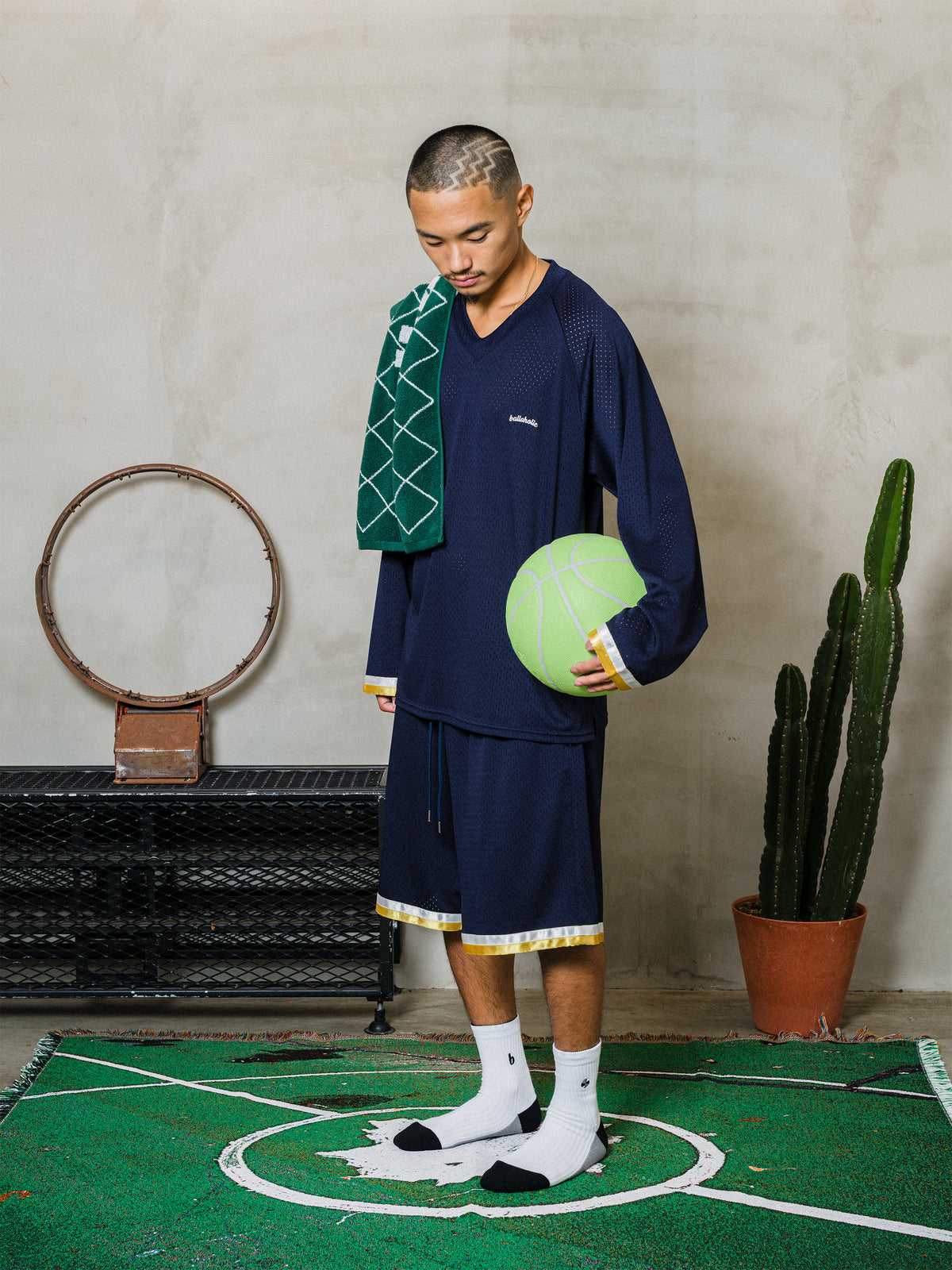 b-ball Mid Crew Socks (white)